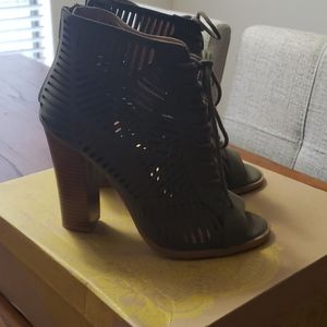 Ghillie lacing and a chic peep toe